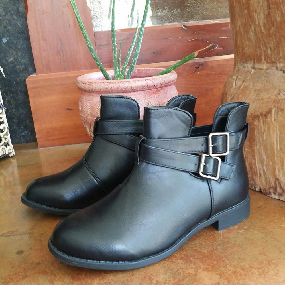 NIB Black Faux Leather Ankle Boots Criss Cross Buckle Straps Open Ankle size 5.5